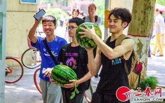 吃瓜爆料的学生