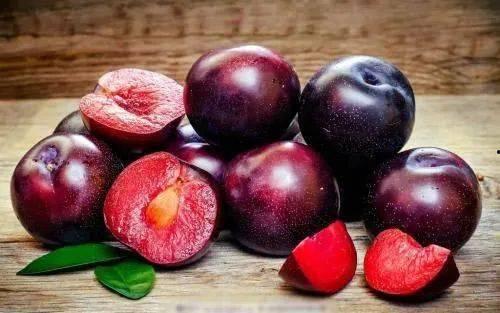 糖人吃黑李子枣瓜,黑李子、枣瓜的甜蜜诱惑