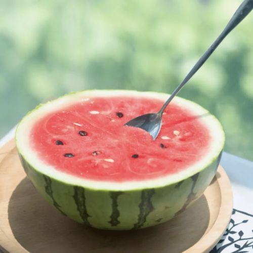 今日吃瓜有什么讲究,揭秘吃瓜讲究与时尚潮流